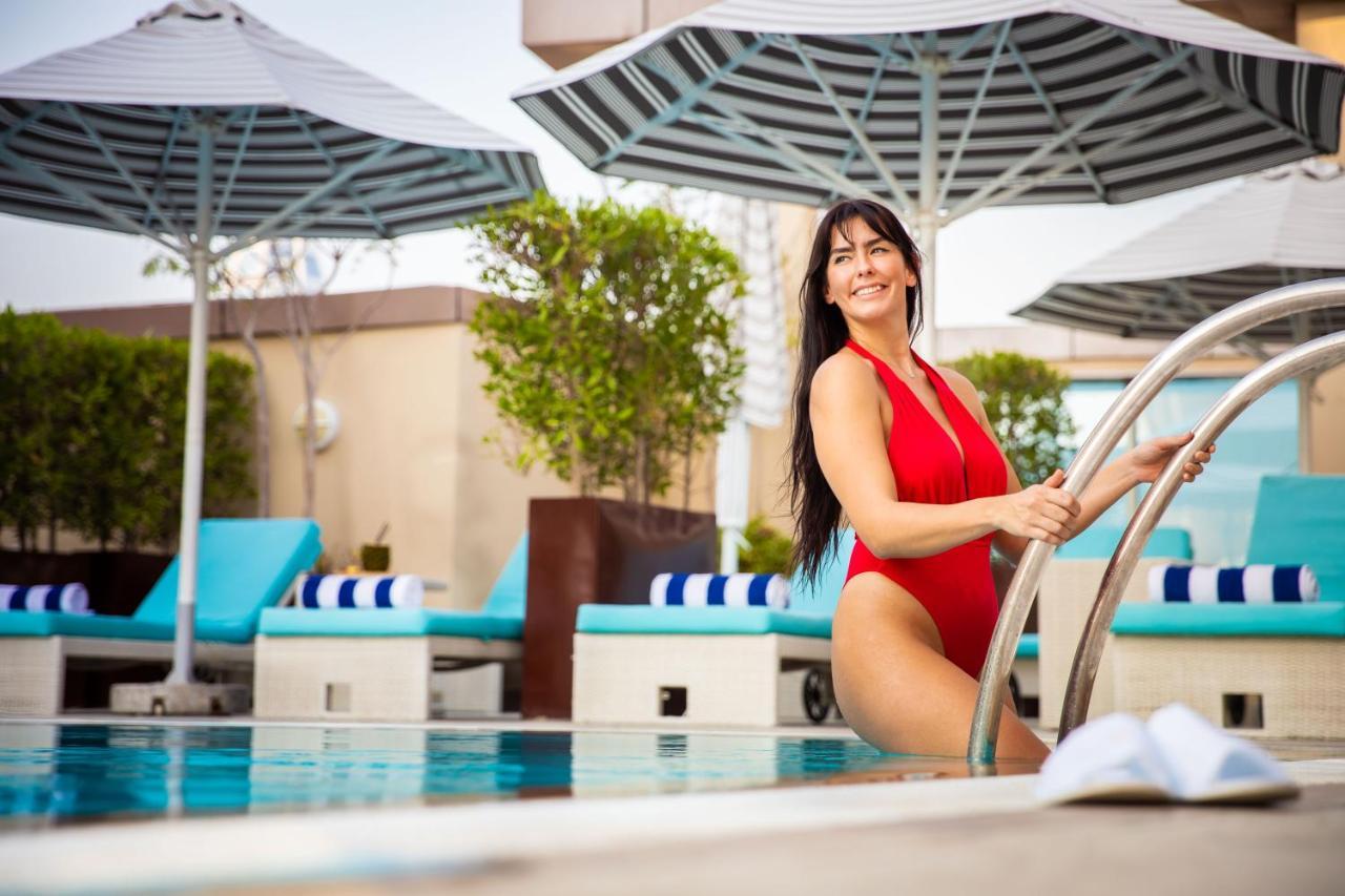 Pullman Dubai Jumeirah Lakes Towers Exteriér fotografie A model at the pool at the Wynn Las Vegas