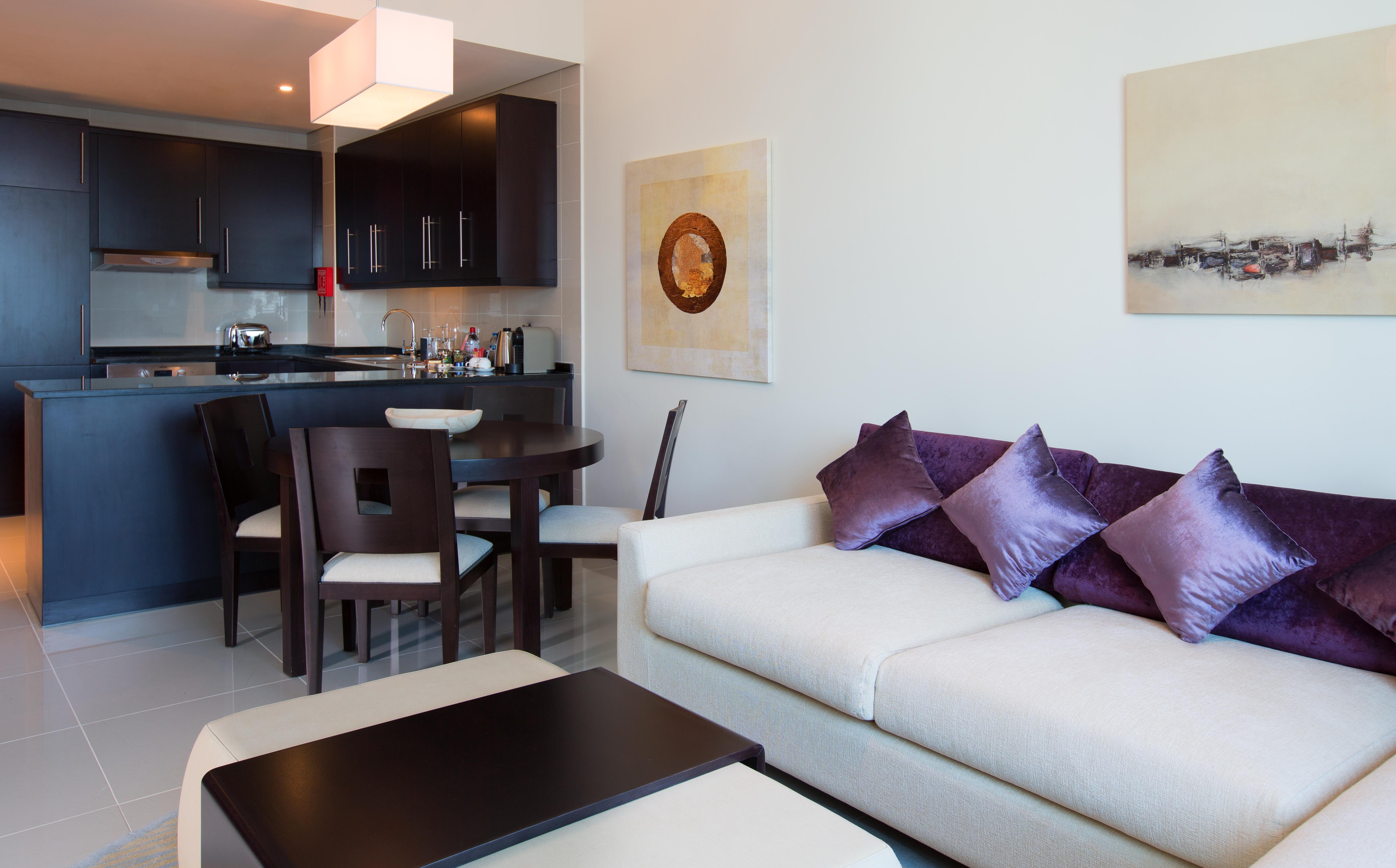 Pullman Dubai Jumeirah Lakes Towers Exteriér fotografie A living room in a serviced apartment in Dubai