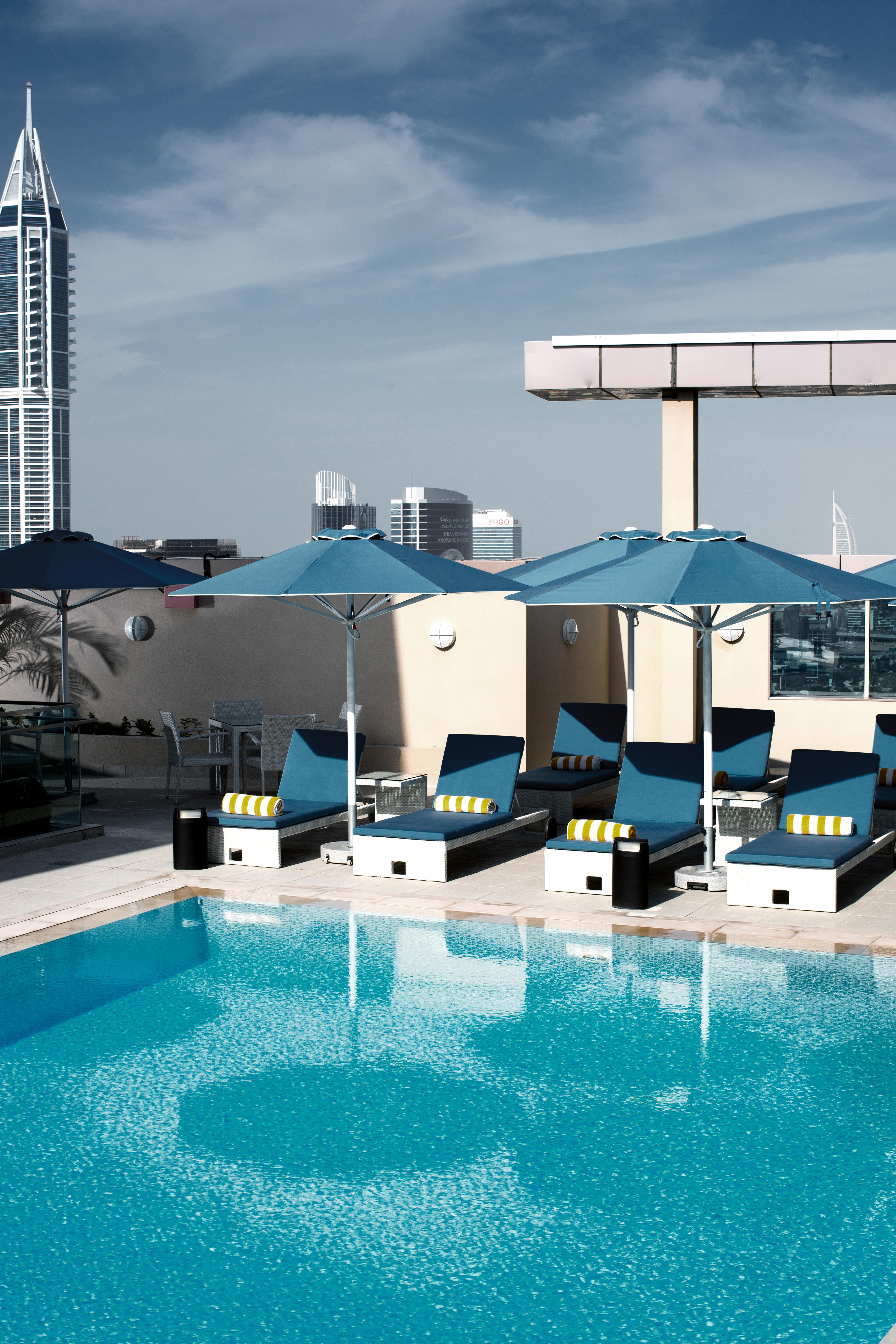 Pullman Dubai Jumeirah Lakes Towers Exteriér fotografie The swimming pool at the hotel
