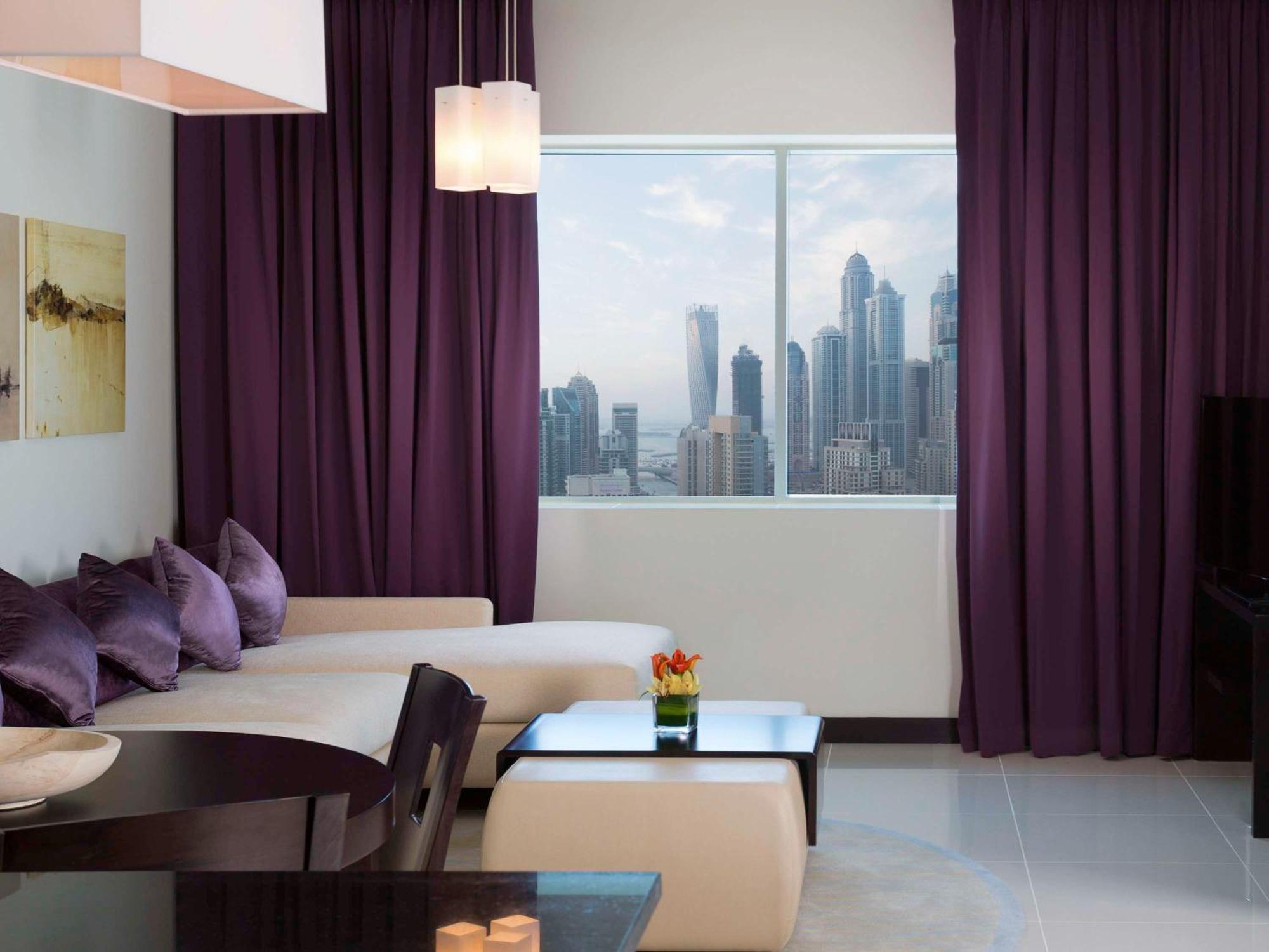 Pullman Dubai Jumeirah Lakes Towers Exteriér fotografie A living room in a typical apartment