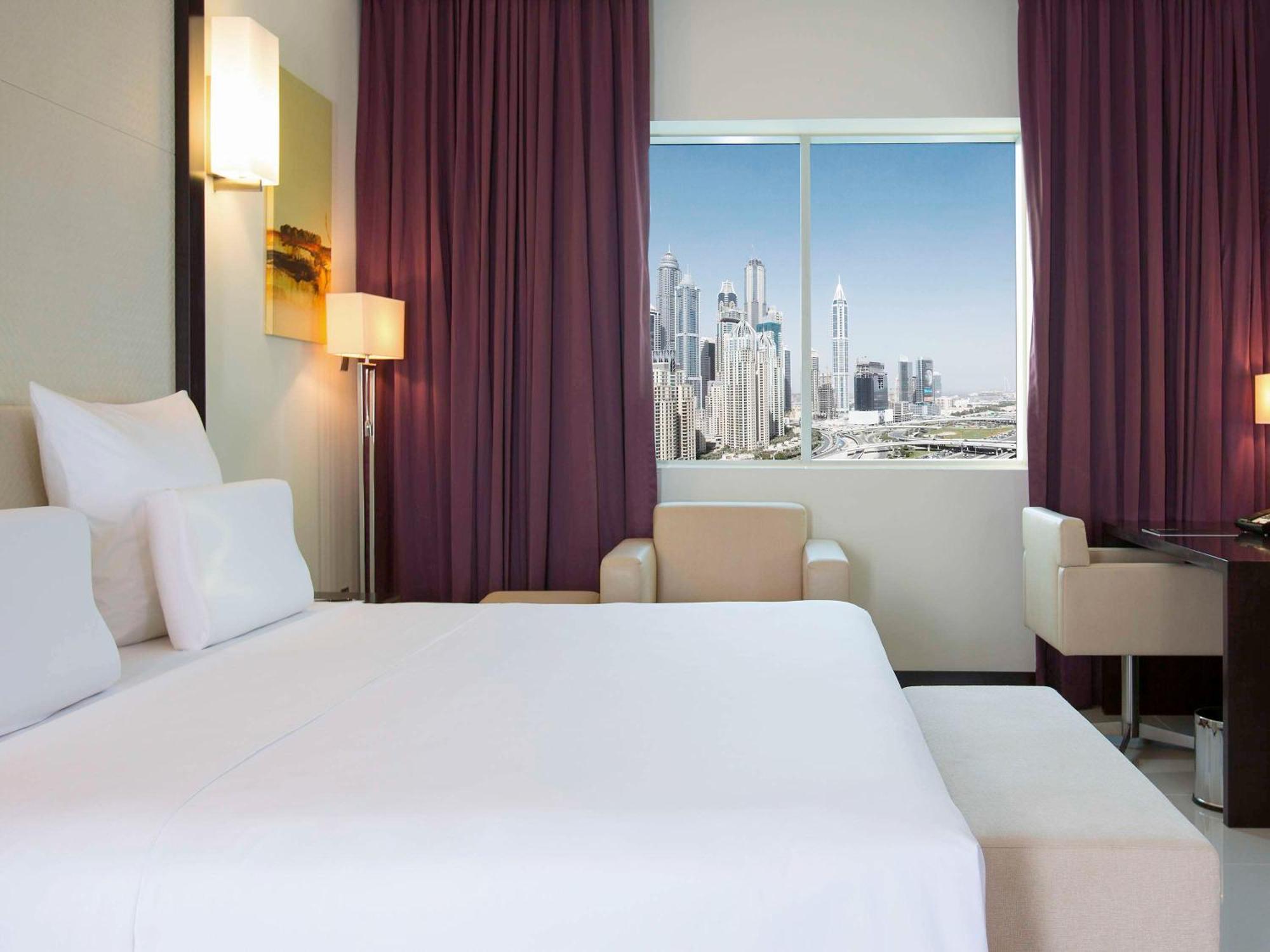 Pullman Dubai Jumeirah Lakes Towers Exteriér fotografie A typical room at the hotel