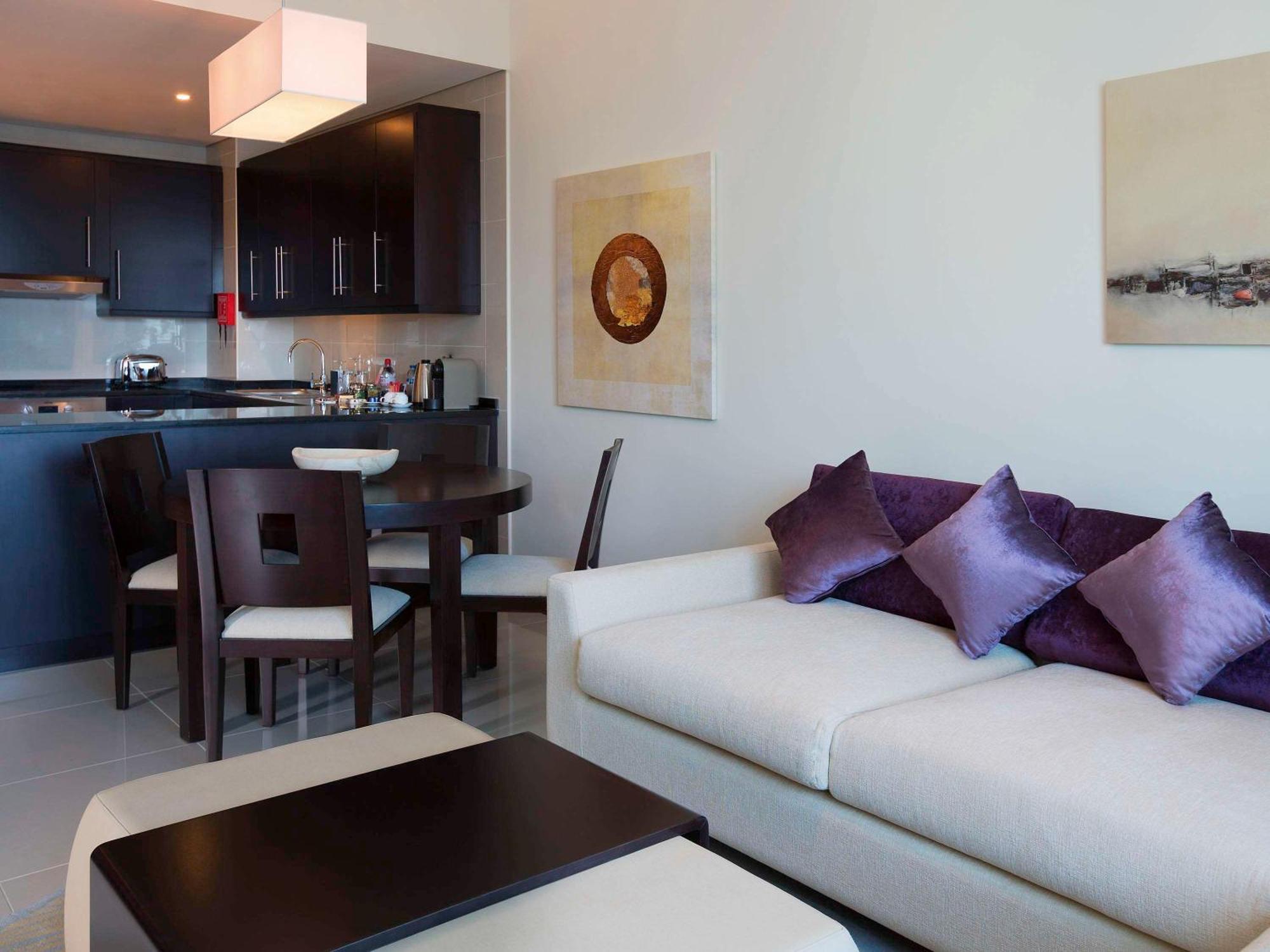 Pullman Dubai Jumeirah Lakes Towers Exteriér fotografie A living room in a typical apartment