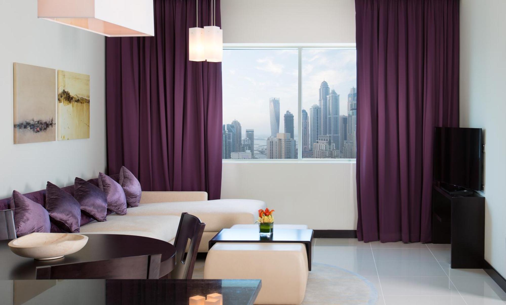 Pullman Dubai Jumeirah Lakes Towers Pokoj fotografie A living room with curtains