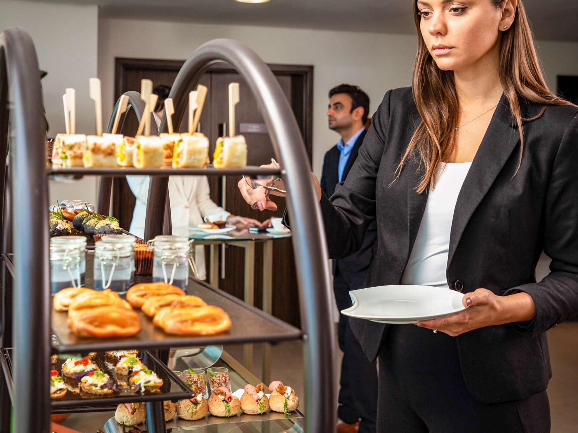 Pullman Dubai Jumeirah Lakes Towers Exteriér fotografie A buffet