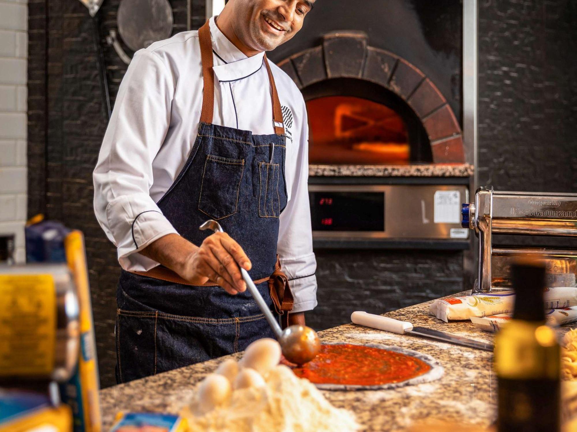 Pullman Dubai Jumeirah Lakes Towers Exteriér fotografie A pizzaiolo preparing a pizza