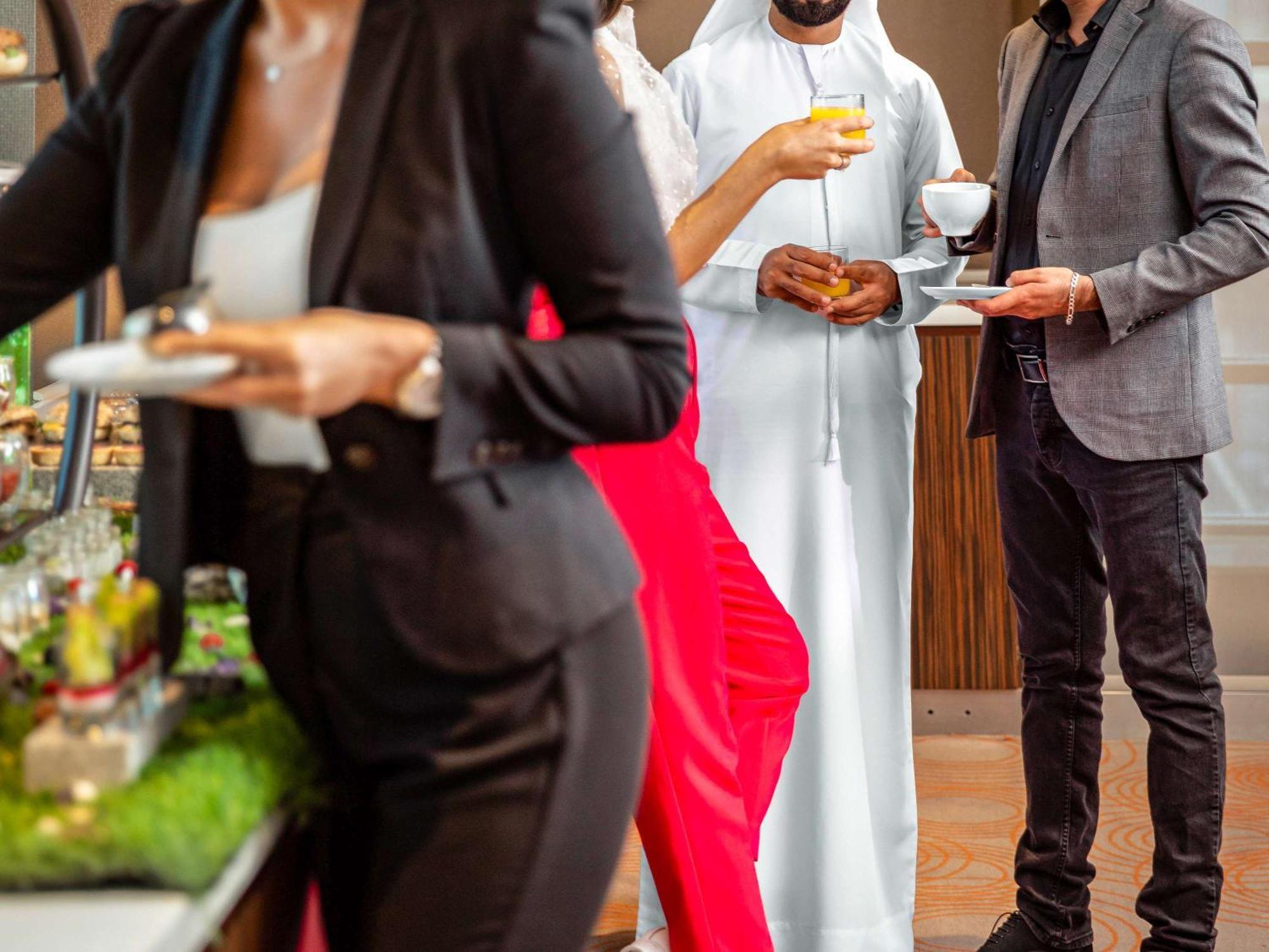 Pullman Dubai Jumeirah Lakes Towers Exteriér fotografie A man wearing a thobe