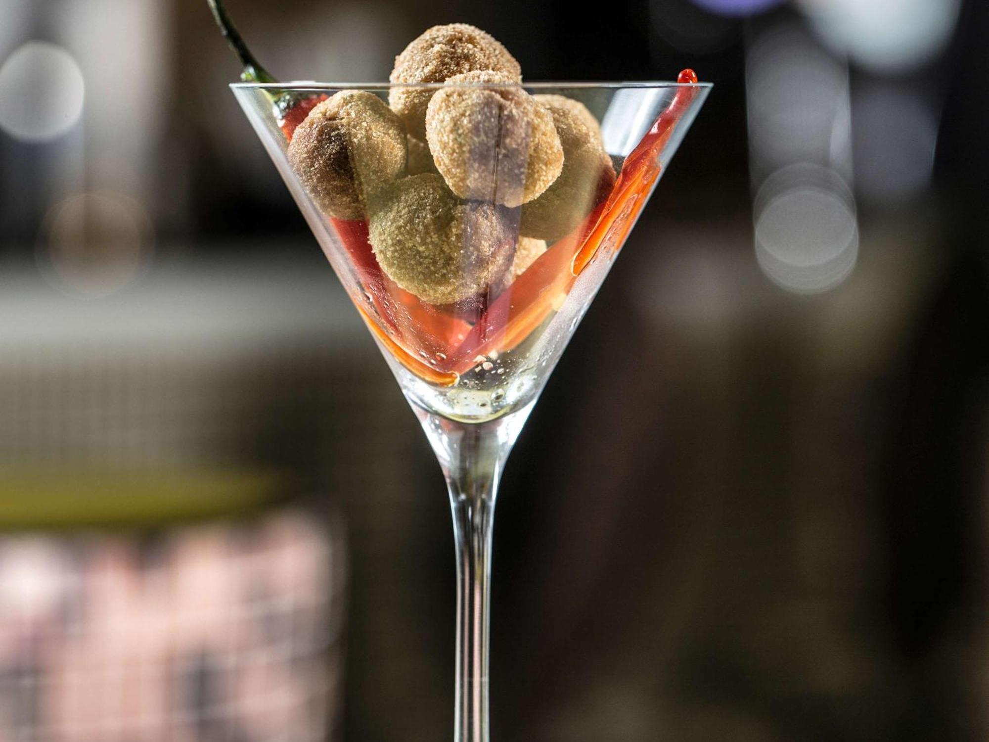Pullman Dubai Jumeirah Lakes Towers Exteriér fotografie A dry martini with olives