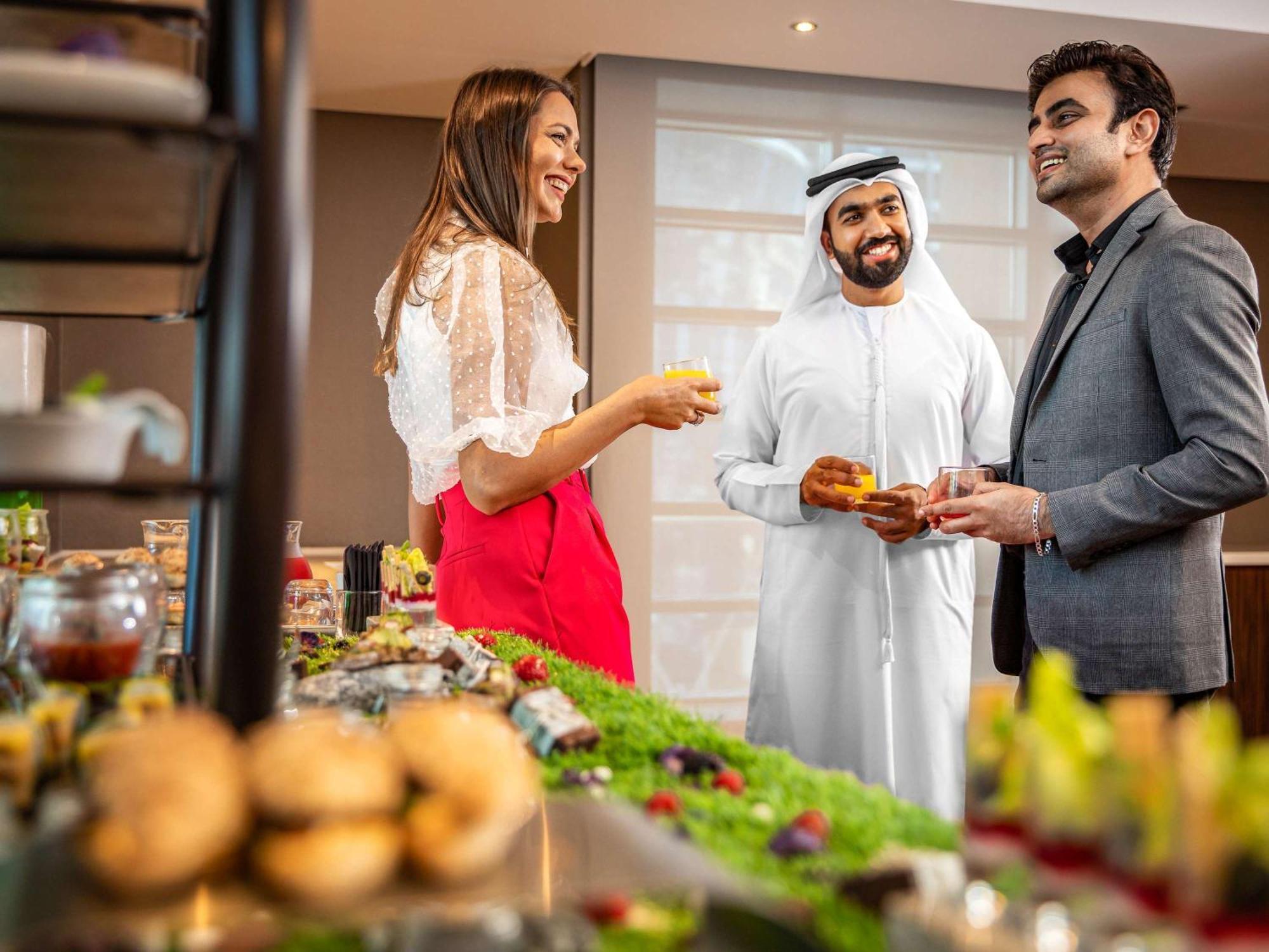 Pullman Dubai Jumeirah Lakes Towers Exteriér fotografie A buffet at a hotel