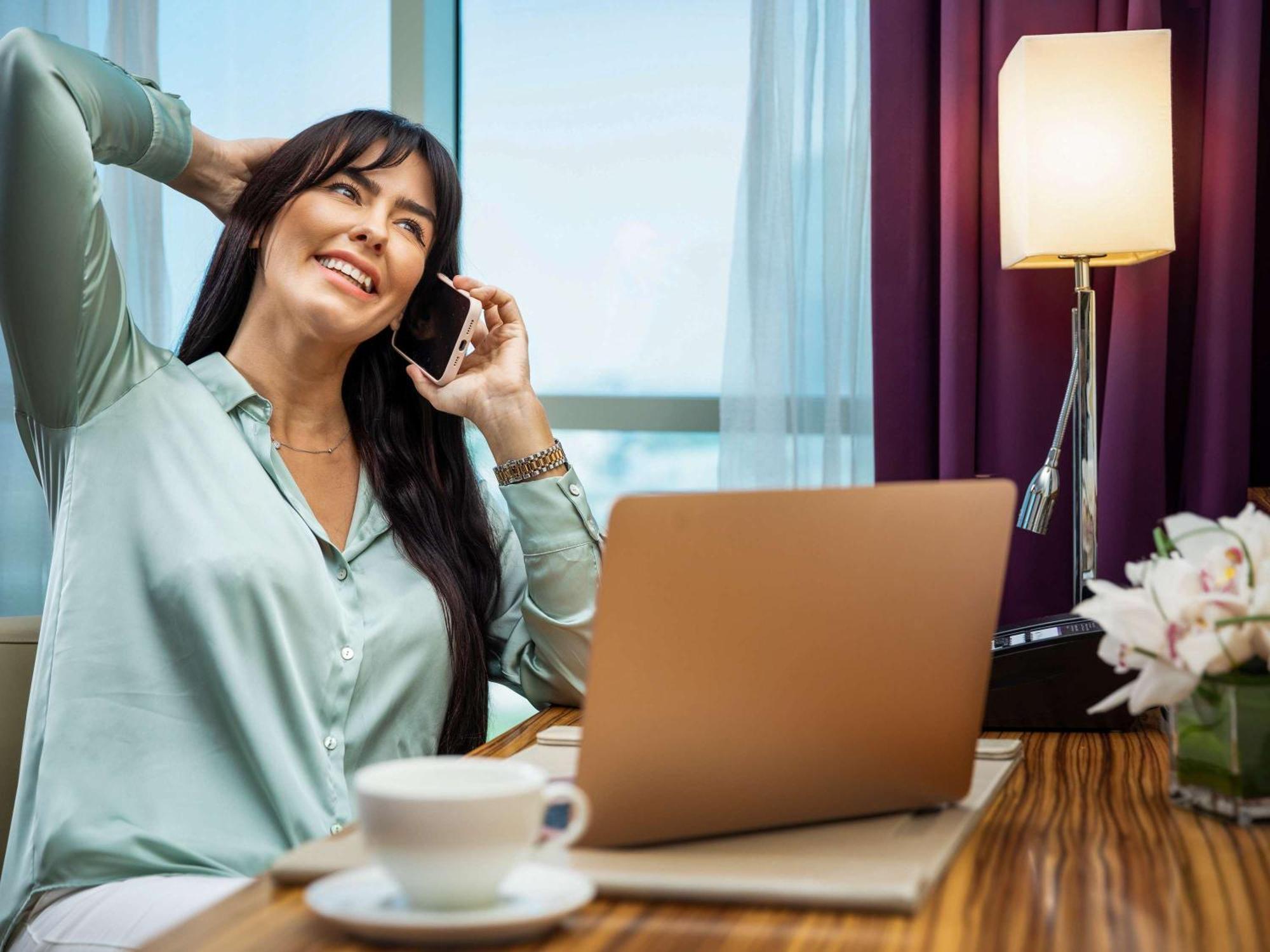 Pullman Dubai Jumeirah Lakes Towers Exteriér fotografie A woman working from home